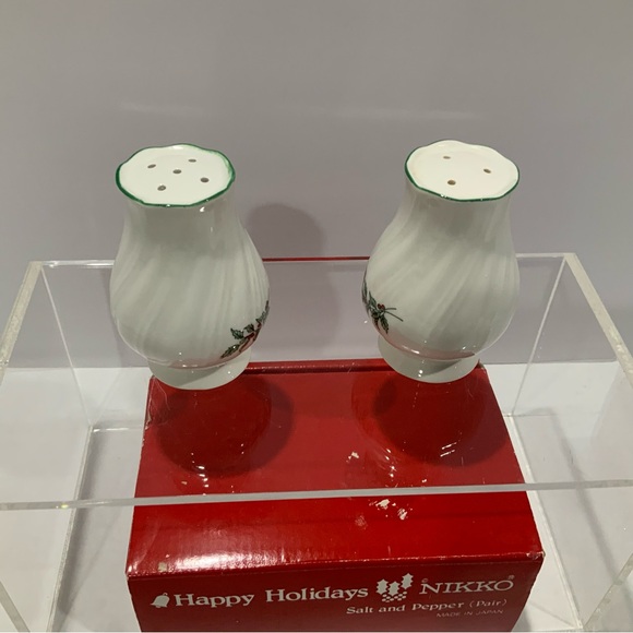 Vintage Nikko Christmas Salt & Pepper Shakers - Holly Leaves and Berries Design - Picture 4 of 7